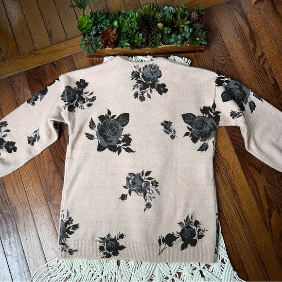 Faith & Zoe | Floral Sweater - Picture 5 of 5